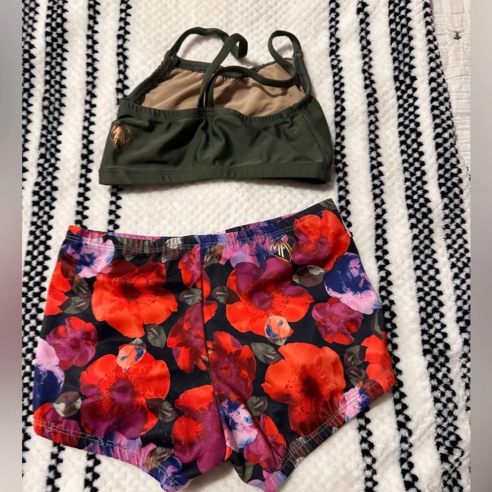 MAD (Maci Anne Design) Set Size 8/10 - Picture 2 of 2
